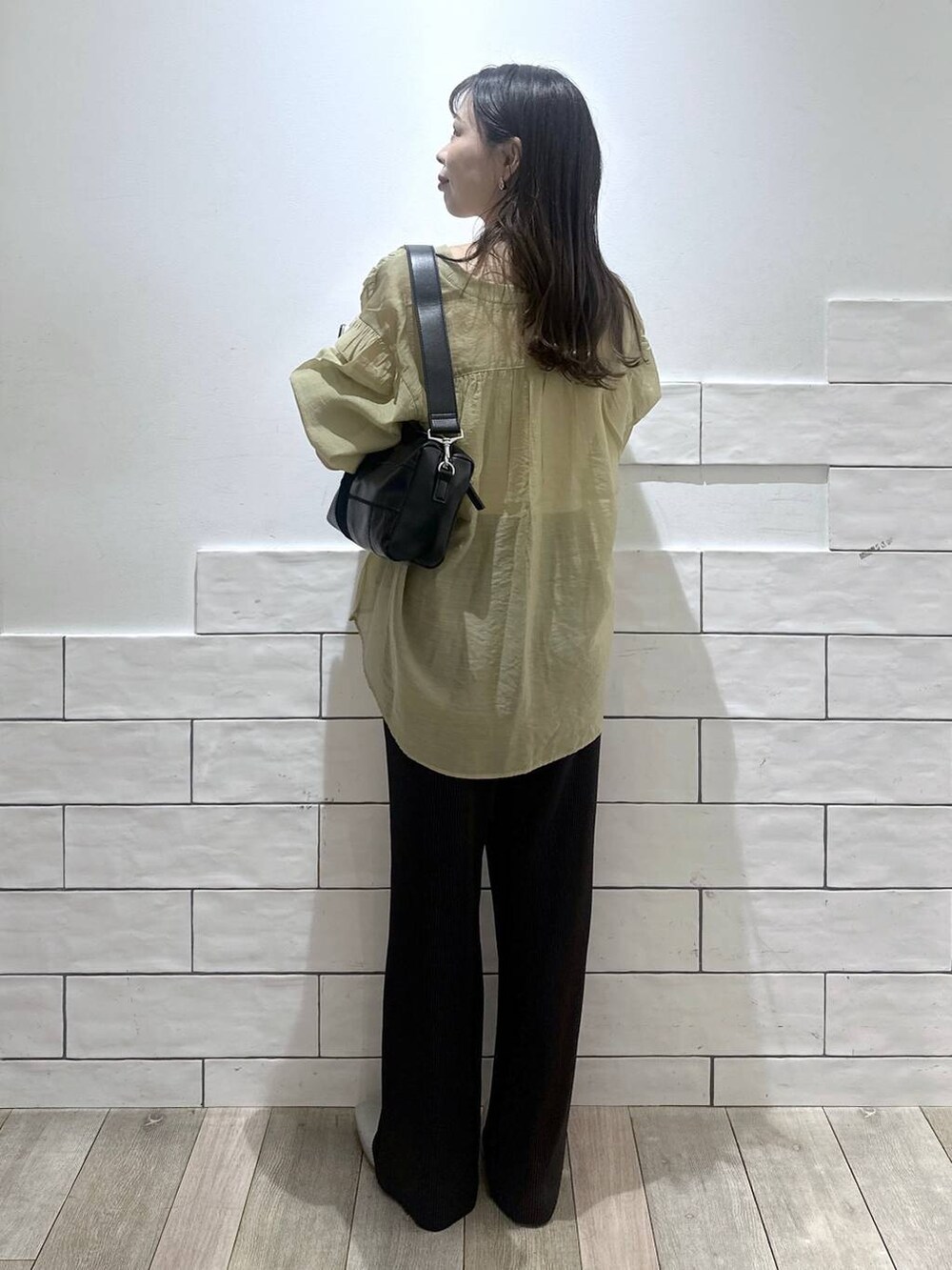 ブラウン系のその他パンツ、ベージュ系のシャツ/ブラウス、シルバー系のパンプスを着用したレディースの春コーディネートの3枚目の写真