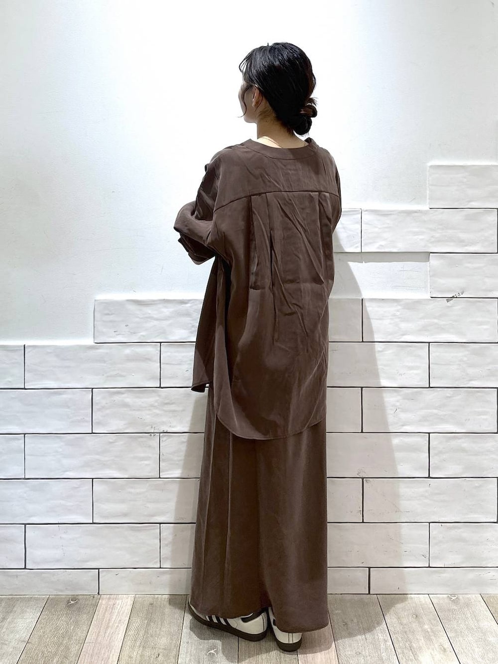 ブラウン系のシャツ/ブラウス、ブラック系のメガネを着用したレディースの冬コーディネートの4枚目の写真