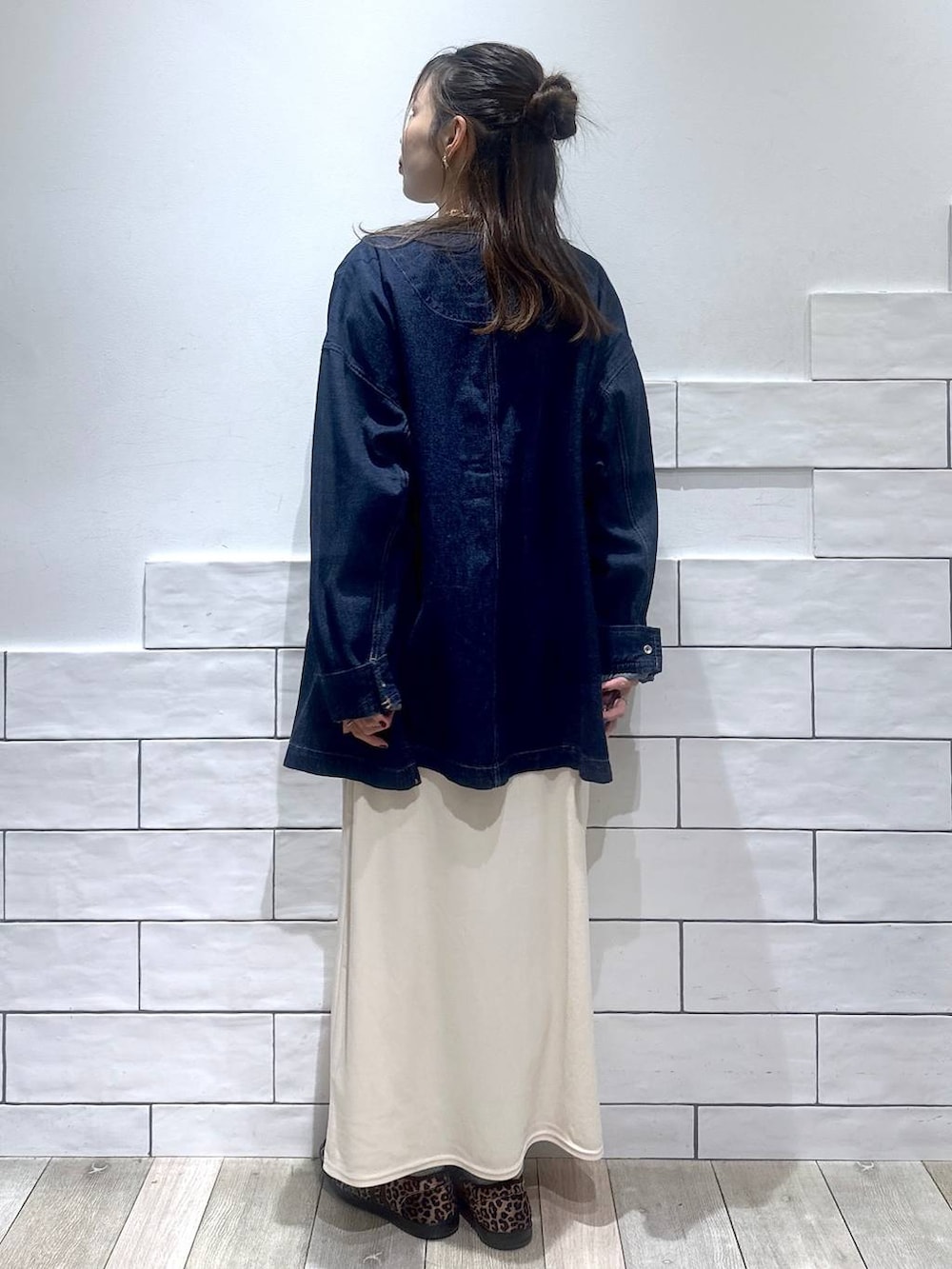 その他のパンプス、グレー系のTシャツ/カットソー、ブルー系のシャツ/ブラウスを着用したレディースの秋コーディネートの3枚目の写真