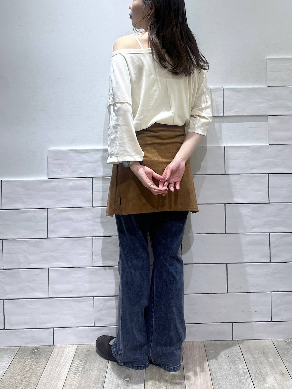 ブラウン系のパンプス、ブルー系のデニムパンツ、ホワイト系のTシャツ/カットソーを着用したレディースの夏コーディネートの2枚目の写真