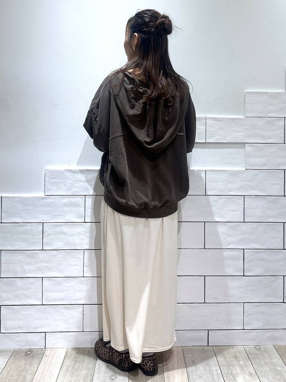 その他のパンプス、ブラウン系のパーカー、ホワイト系のスカートを着用したレディースの秋コーディネートの2枚目の写真