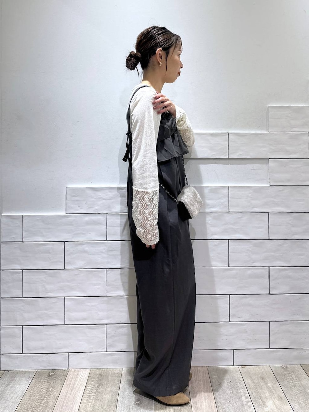 ベージュ系のその他シューズ、グレー系のサロペット/オーバーオール、ホワイト系のTシャツ/カットソーを着用したレディースの夏コーディネートの2枚目の写真