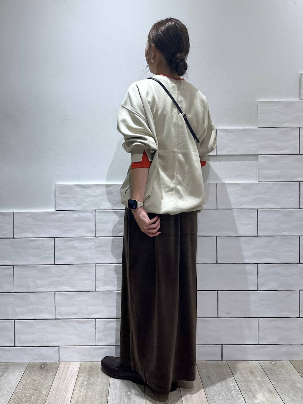 ブラウン系のローファー、ベージュ系のTシャツ/カットソー、ブラウン系のスカートを着用したレディースの秋コーディネートの4枚目の写真