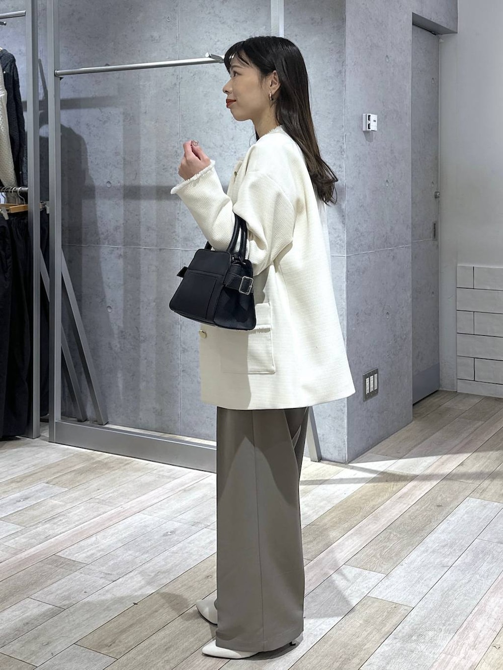 ブラウン系のその他パンツ、ホワイト系のノーカラージャケット、ホワイト系のシャツ/ブラウスを着用したレディースの冬コーディネートの2枚目の写真