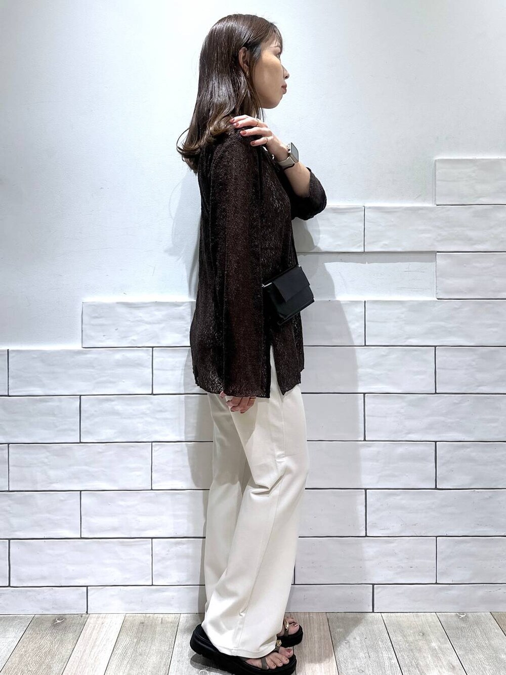ブラウン系のTシャツ/カットソー、ホワイト系のその他パンツ、ブラック系のショルダーバッグを着用したレディースの夏コーディネートの2枚目の写真