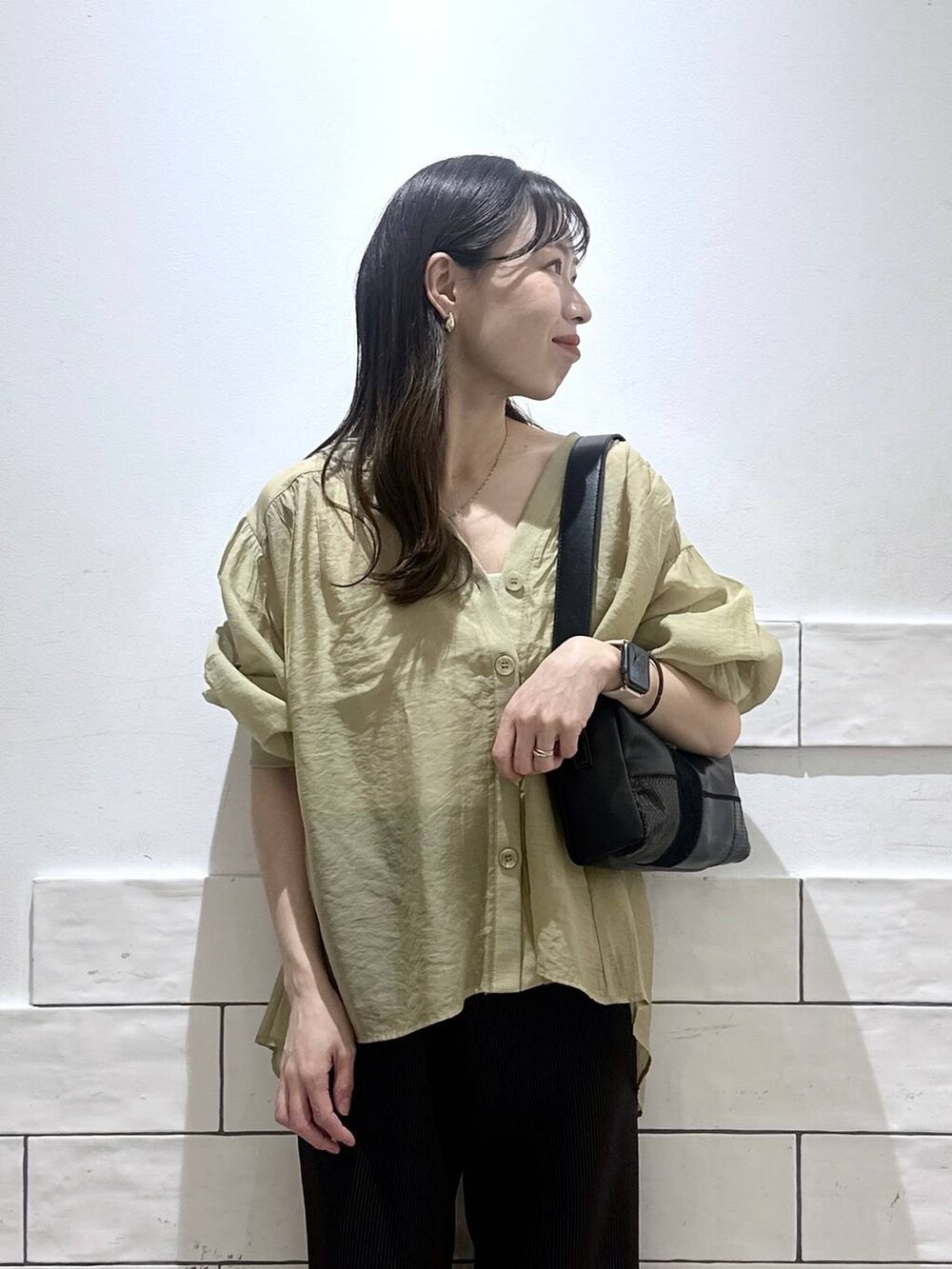ブラウン系のその他パンツ、ベージュ系のシャツ/ブラウス、シルバー系のパンプスを着用したレディースの春コーディネートの4枚目の写真