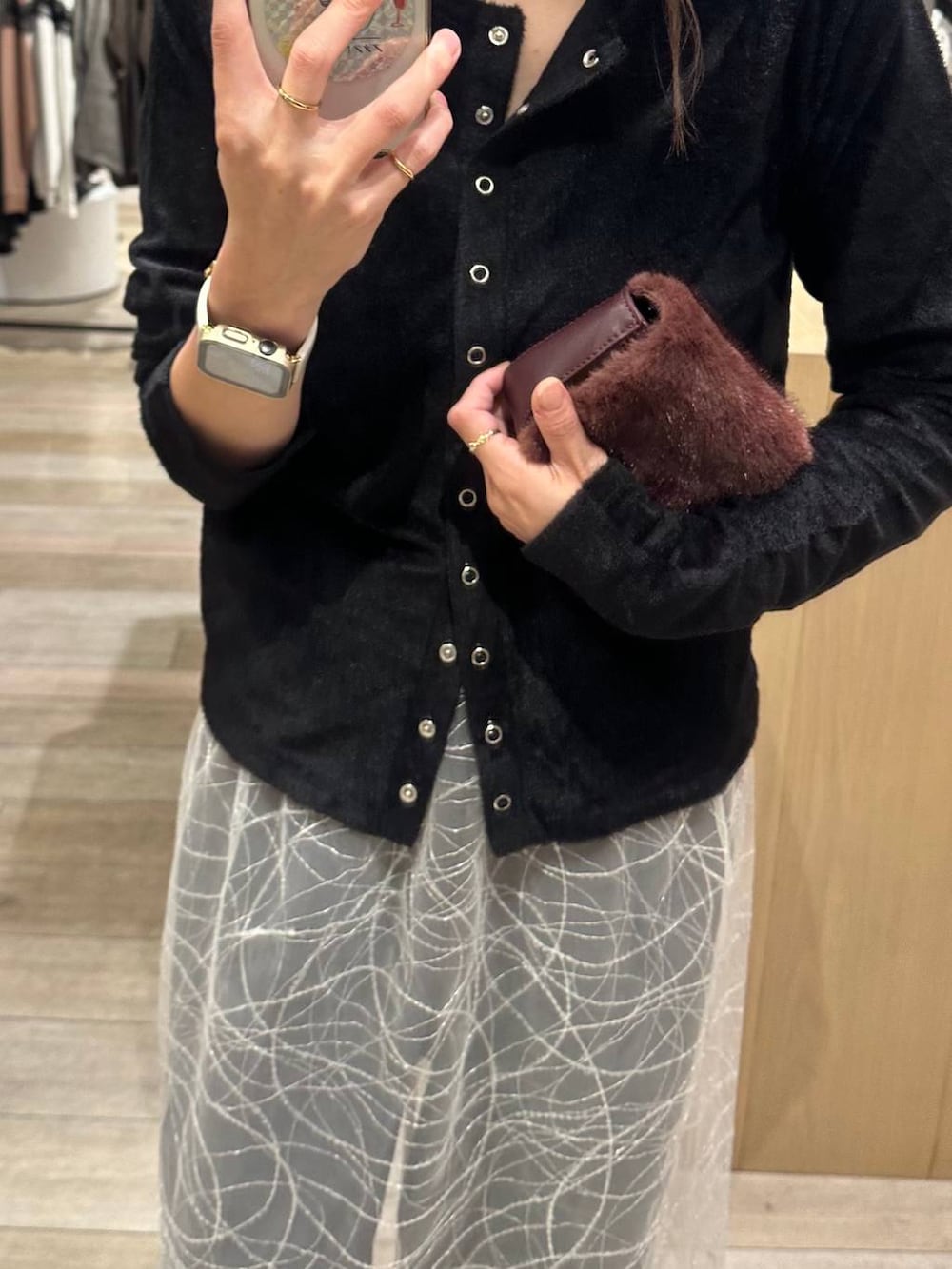 その他のその他パンツ、ブラック系のローファー、ホワイト系のスカートを着用したレディースの秋コーディネートの2枚目の写真