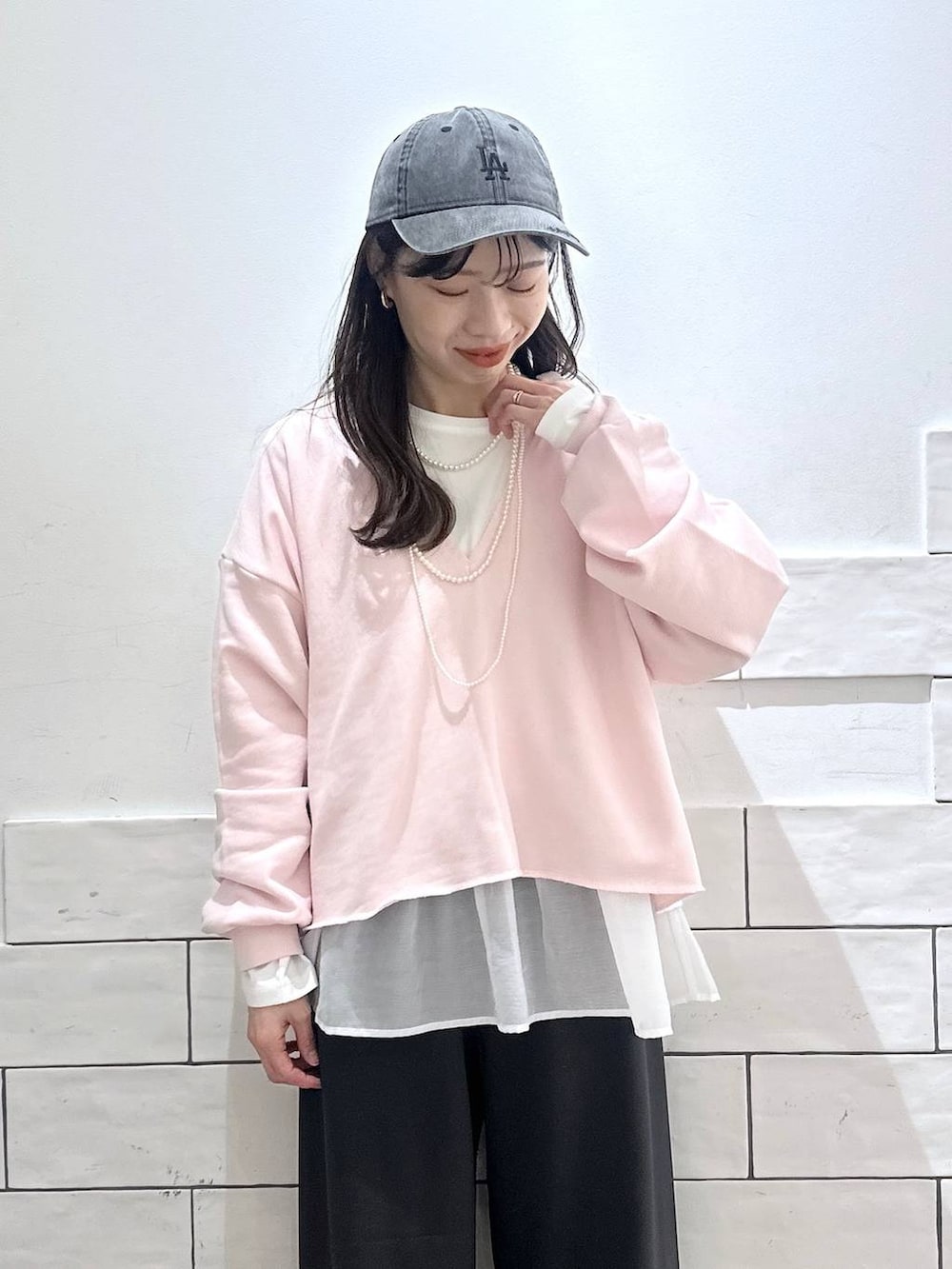 ホワイト系のTシャツ/カットソー、グレー系のその他パンツ、ピンク系のTシャツ/カットソーを着用したレディースの冬コーディネートの3枚目の写真