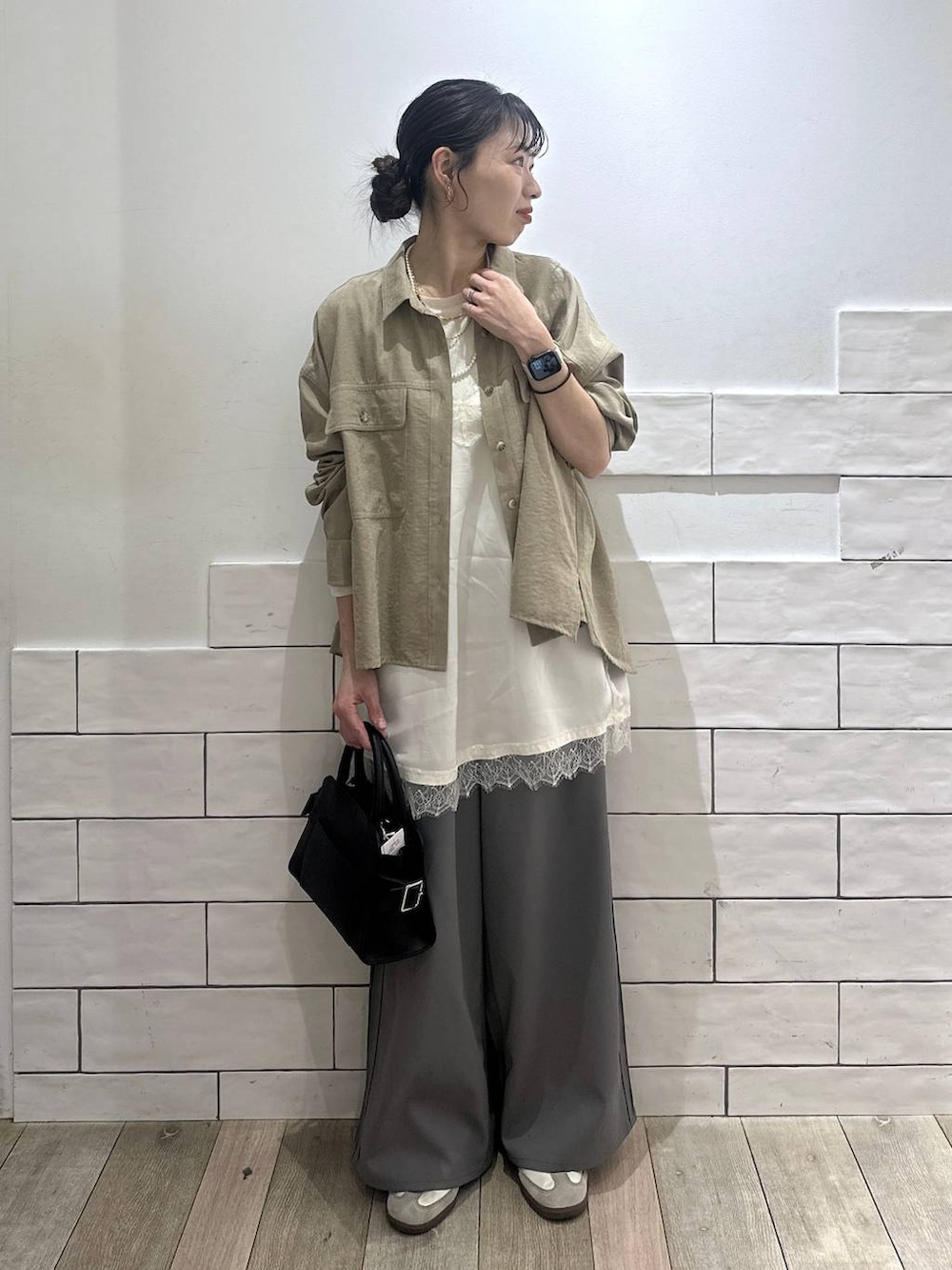 ホワイト系のTシャツ/カットソー、グレー系のその他パンツ、ベージュ系のシャツ/ブラウスを着用したレディースの冬コーディネートの4枚目の写真