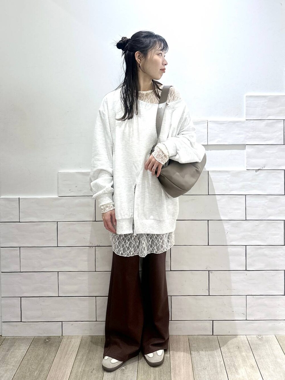 ブラウン系のその他パンツ、グレー系のTシャツ/カットソー、シルバー系のショルダーバッグを着用したレディースの冬コーディネートの4枚目の写真