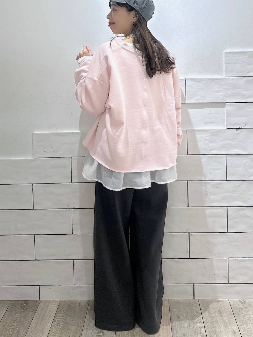 ホワイト系のTシャツ/カットソー、グレー系のその他パンツ、ピンク系のTシャツ/カットソーを着用したレディースの冬コーディネートの4枚目の写真