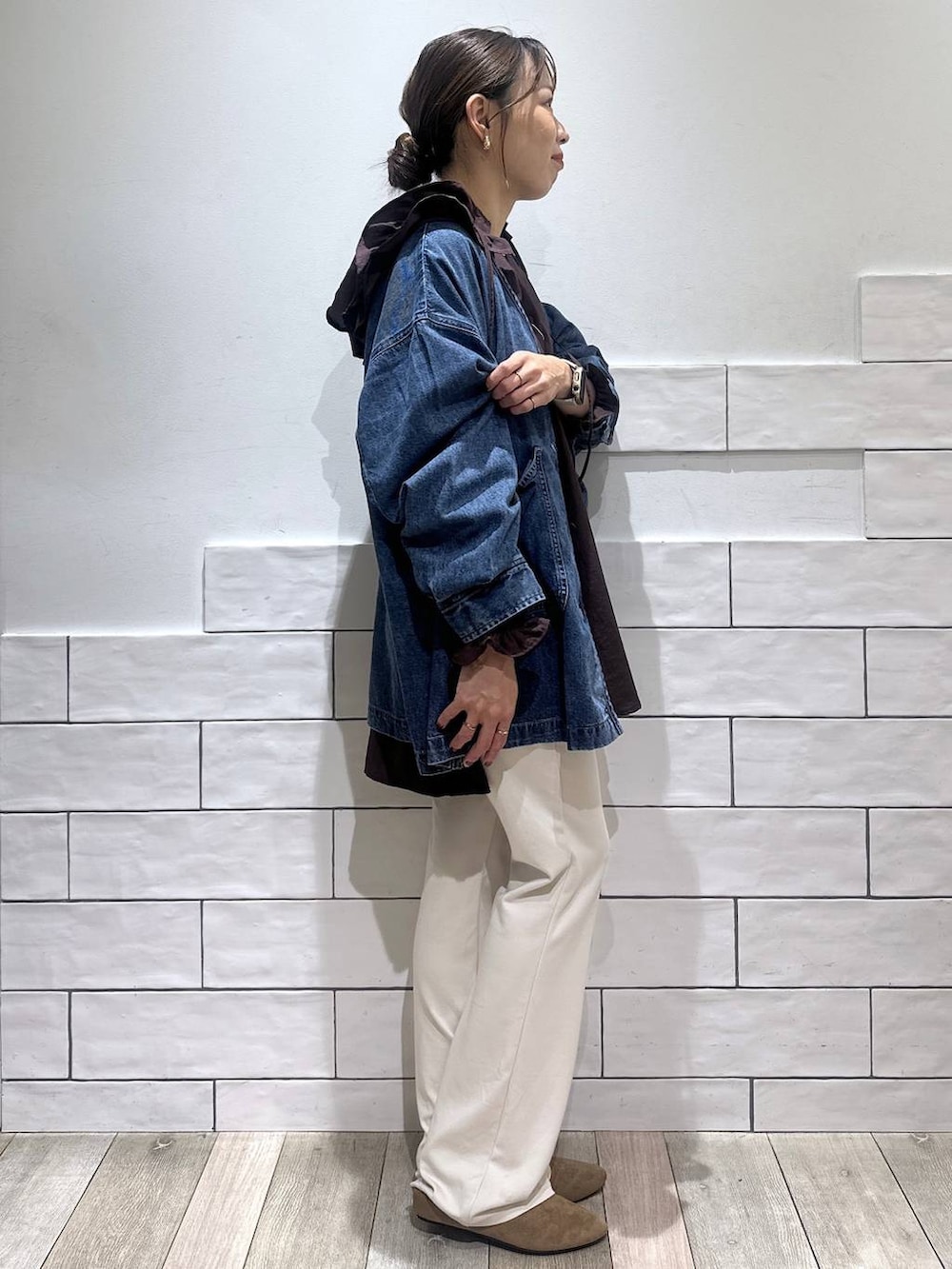 ブラウン系のシャツ/ブラウス、ブルー系のシャツ/ブラウス、ホワイト系のその他パンツを着用したレディースの夏コーディネートの2枚目の写真