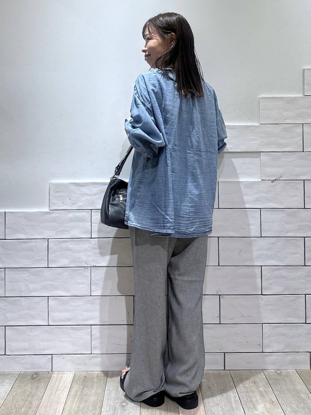 グレー系のその他パンツ、ブルー系のシャツ/ブラウスを着用したレディースの春コーディネートの4枚目の写真
