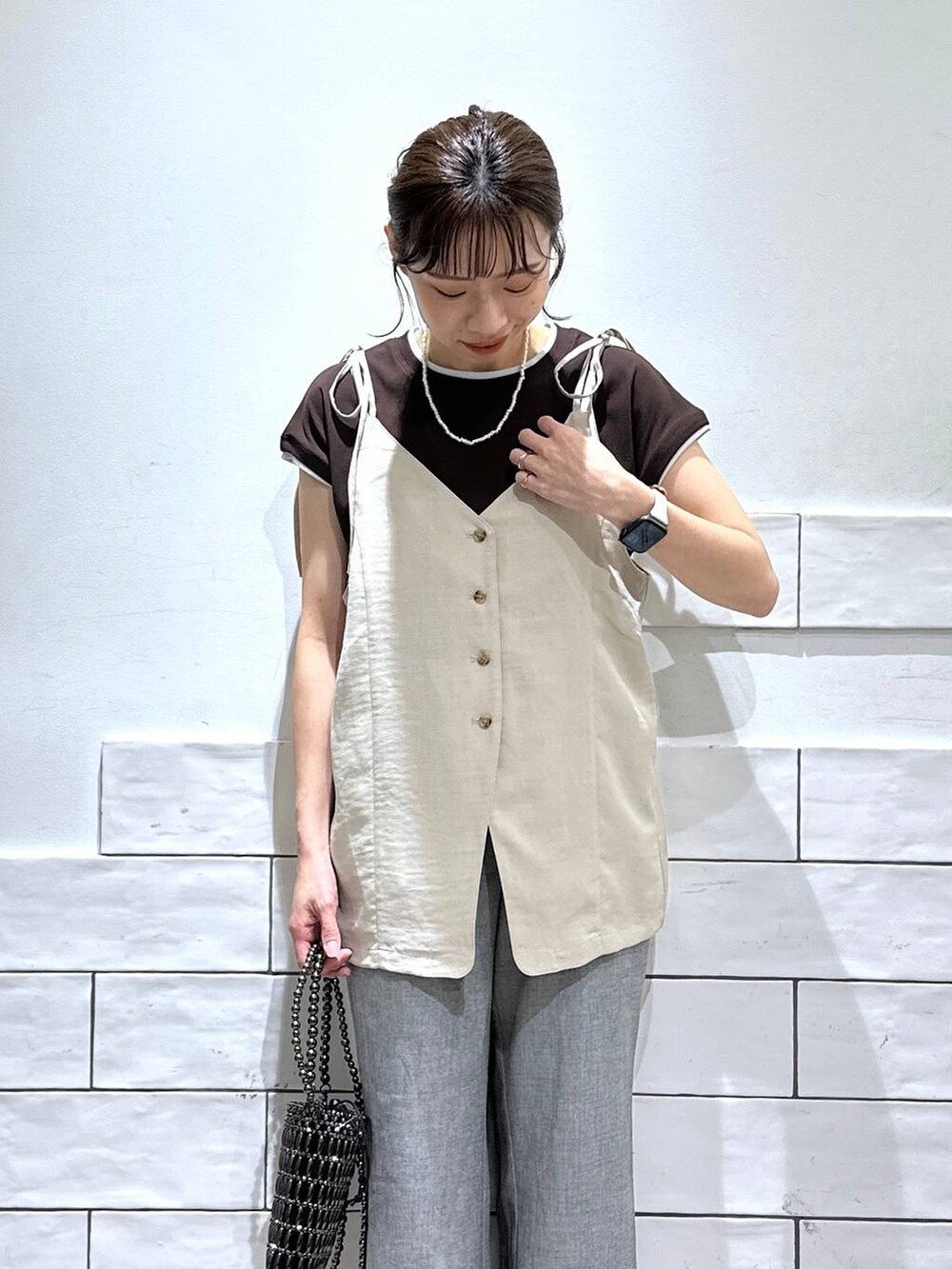 その他のショルダーバッグ、グレー系のその他パンツ、ホワイト系のサンダルを着用したレディースの夏コーディネートの3枚目の写真