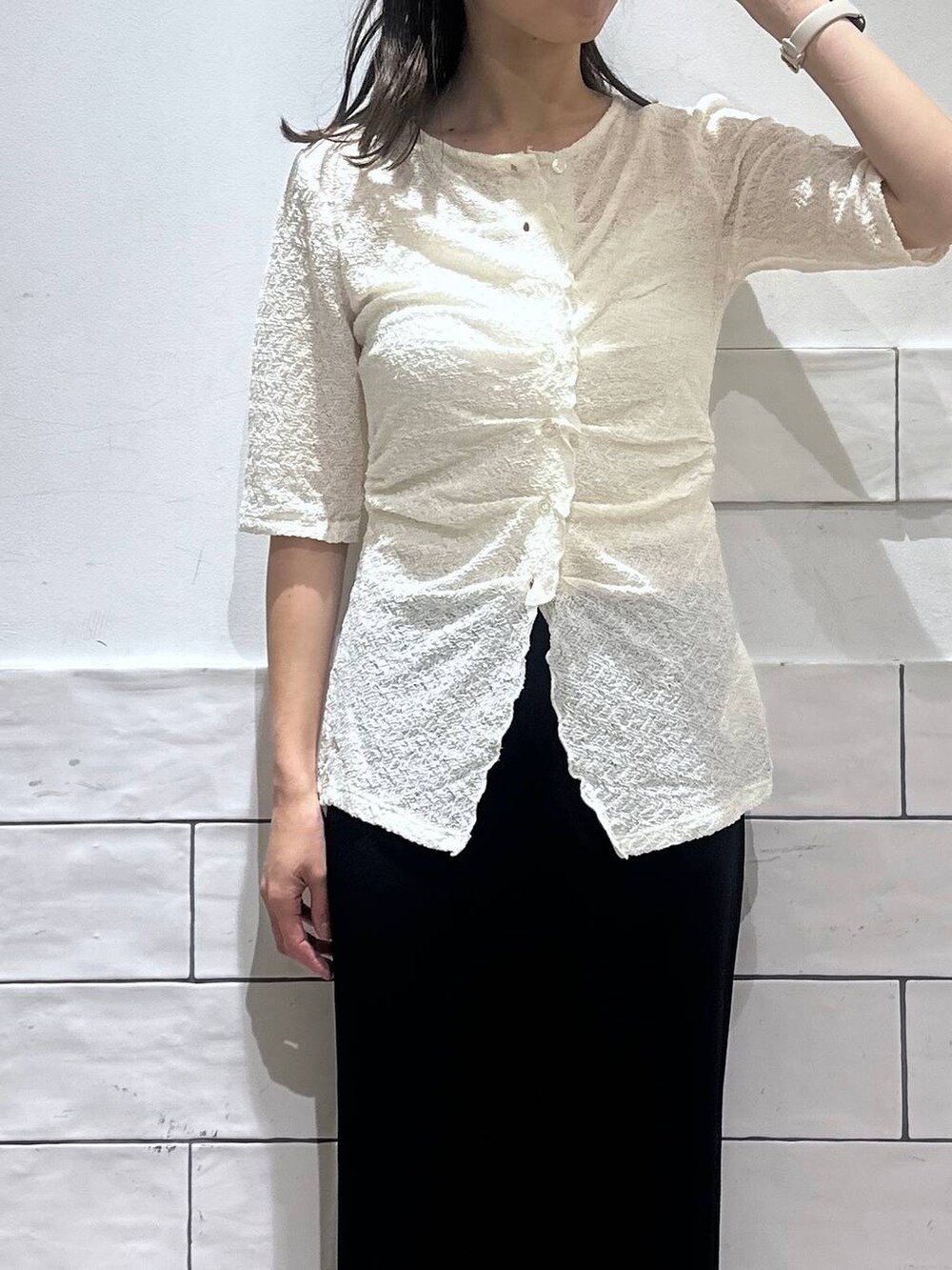 ブラック系のスカート、ホワイト系のTシャツ/カットソー、ピンク系のキャップを着用したレディースの夏コーディネートの2枚目の写真