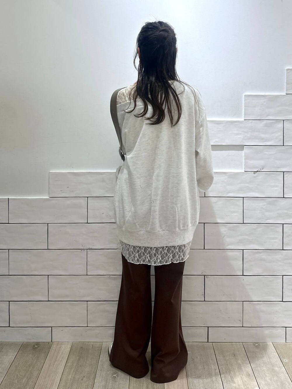 ブラウン系のその他パンツ、グレー系のTシャツ/カットソー、シルバー系のショルダーバッグを着用したレディースの冬コーディネートの3枚目の写真