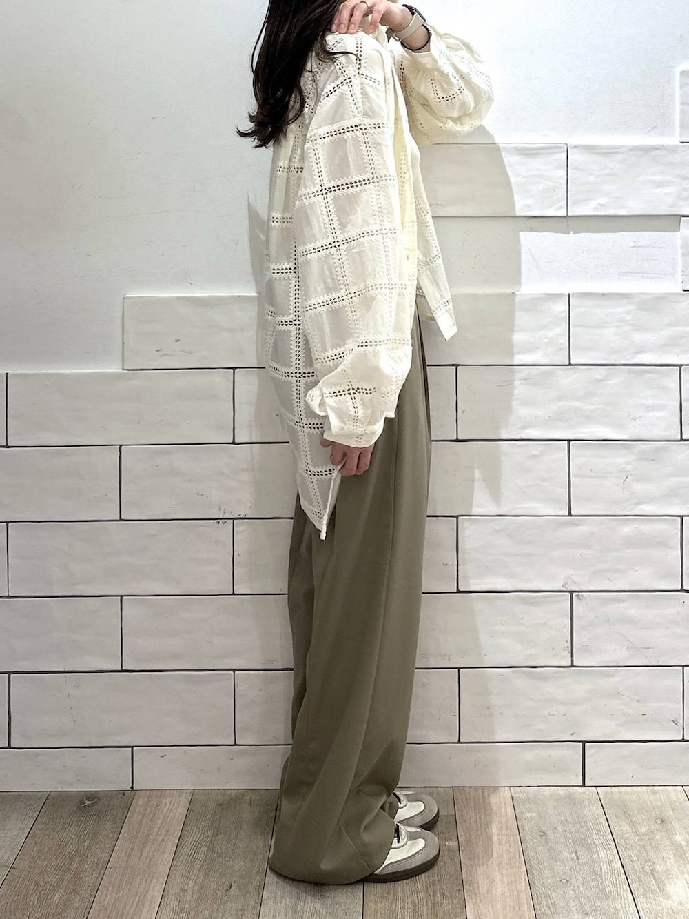 ホワイト系のシャツ/ブラウス、ベージュ系のその他パンツ、ブラウン系のベルトを着用したレディースの冬コーディネートの3枚目の写真