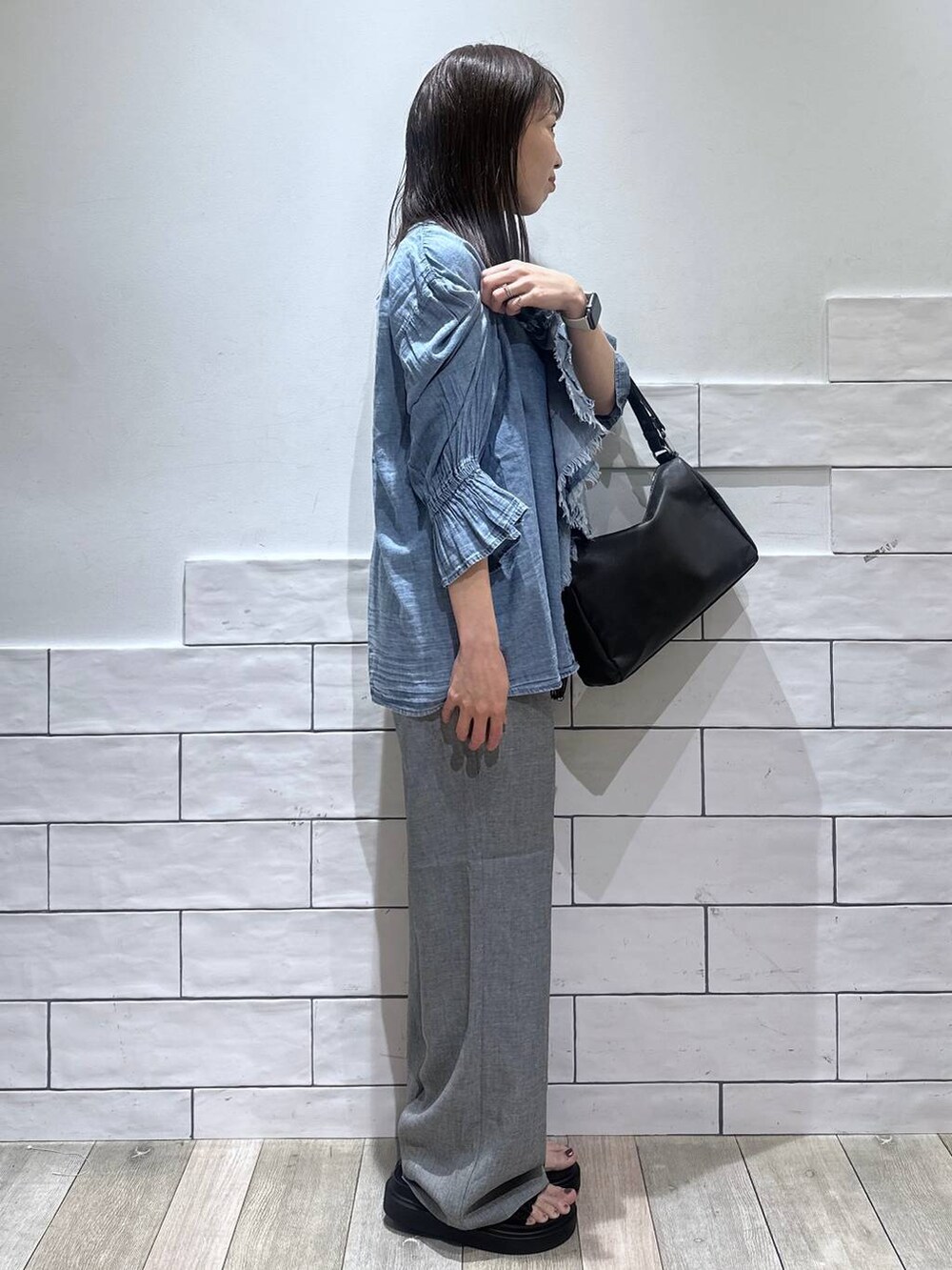 グレー系のその他パンツ、ブルー系のシャツ/ブラウスを着用したレディースの春コーディネートの3枚目の写真