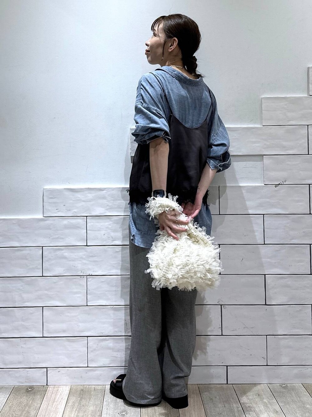 ブルー系のシャツ/ブラウス、グレー系のその他パンツ、グレー系のキャミソールを着用したレディースの夏コーディネートの4枚目の写真