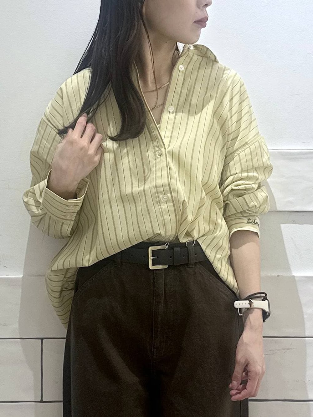 グリーン系のその他パンツ、イエロー系のシャツ/ブラウス、ブラック系のベルトを着用したレディースの冬コーディネートの3枚目の写真