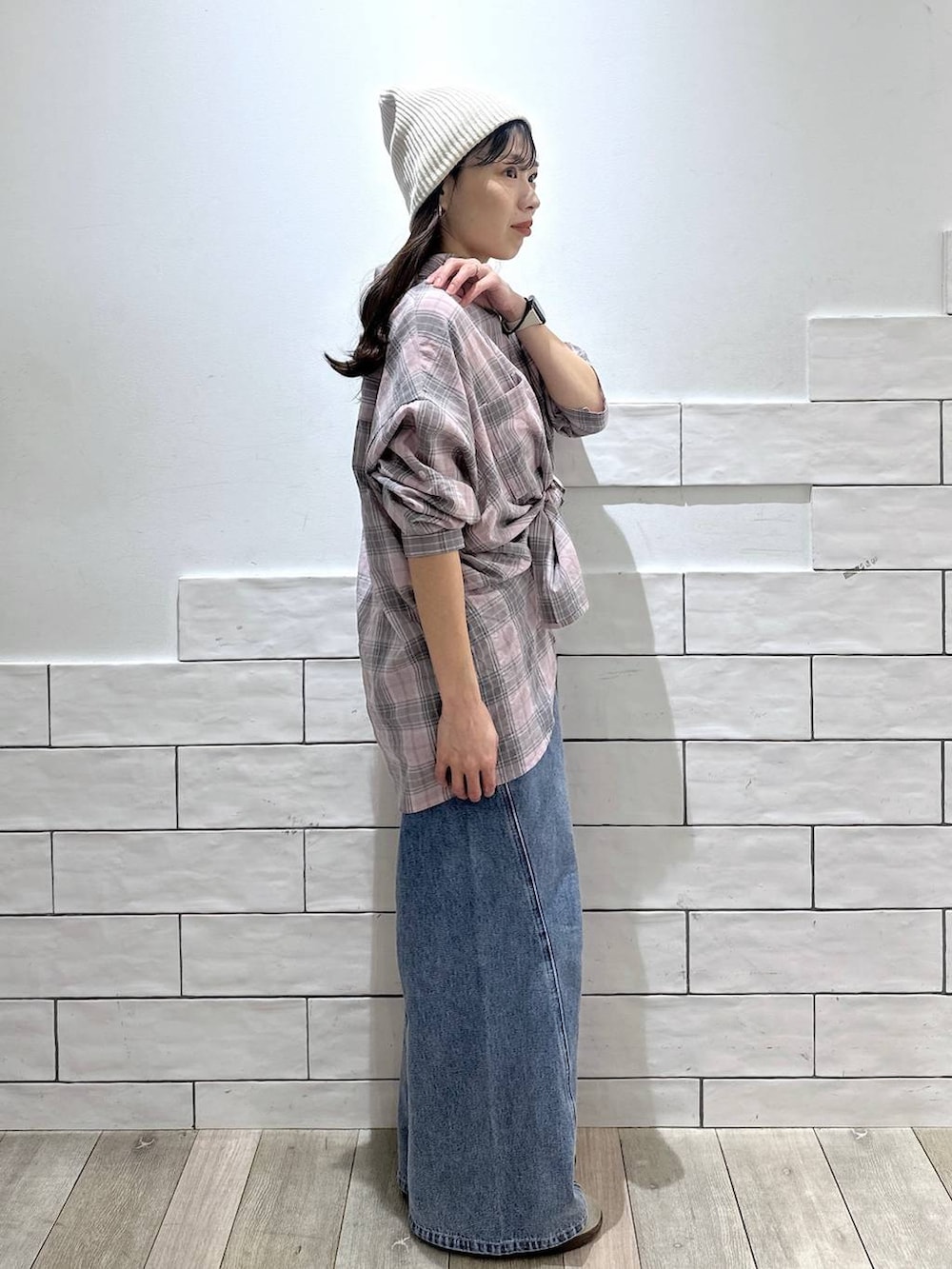 ブルー系のデニムパンツ、ピンク系のシャツ/ブラウス、ホワイト系のニットキャップ/ビーニーを着用したレディースの春コーディネートの4枚目の写真