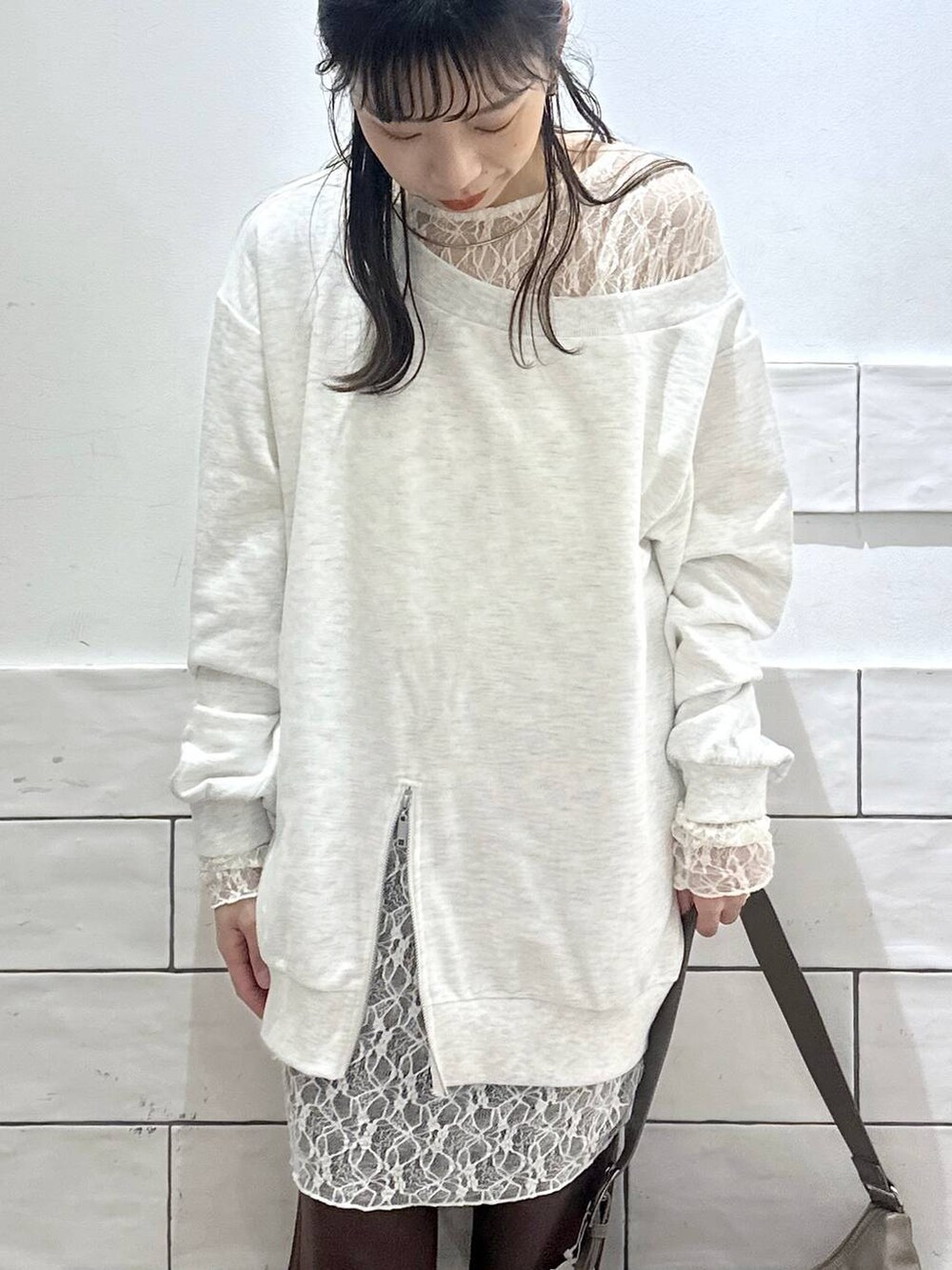 ブラウン系のその他パンツ、グレー系のTシャツ/カットソー、シルバー系のショルダーバッグを着用したレディースの冬コーディネートの5枚目の写真