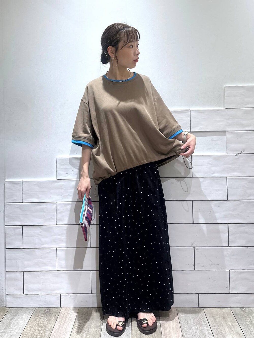 ブラウン系のサンダル、その他のスカート、ブラウン系のTシャツ/カットソーを着用したレディースの春コーディネートの5枚目の写真