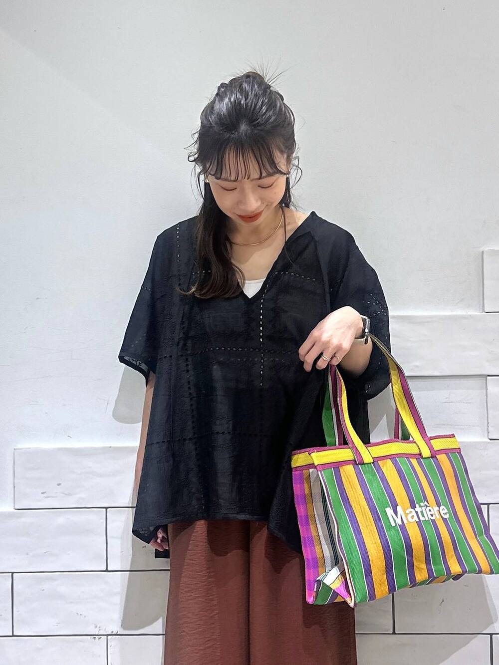 ブラウン系のその他パンツ、イエロー系のトートバッグ、その他のサンダルを着用したレディースの春コーディネートの2枚目の写真