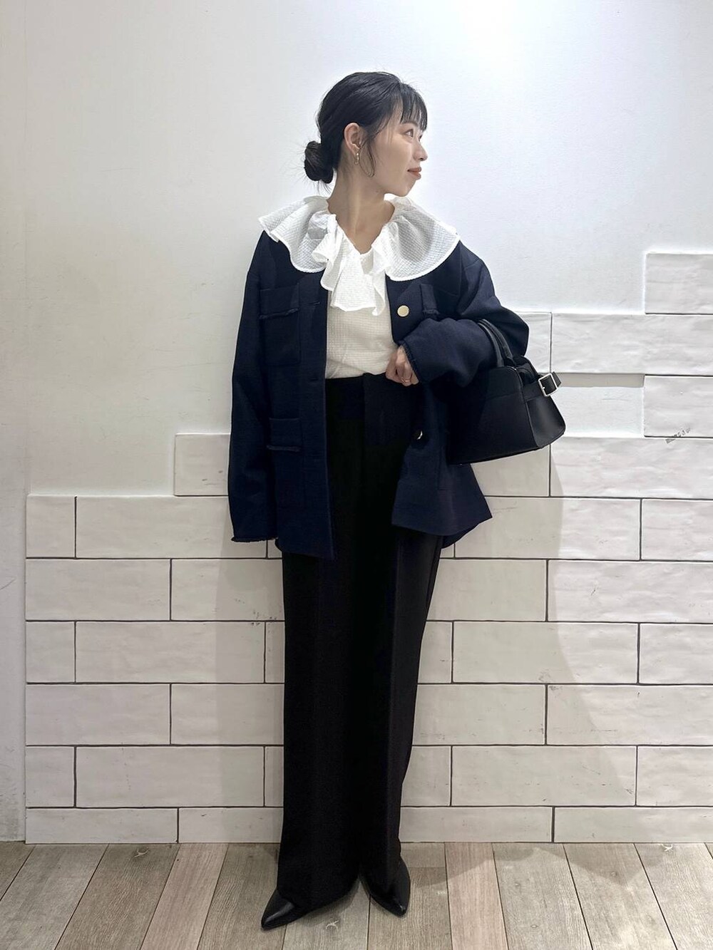 ブラック系のその他パンツ、ブルー系のノーカラージャケット、ホワイト系のシャツ/ブラウスを着用したレディースの冬コーディネートの4枚目の写真