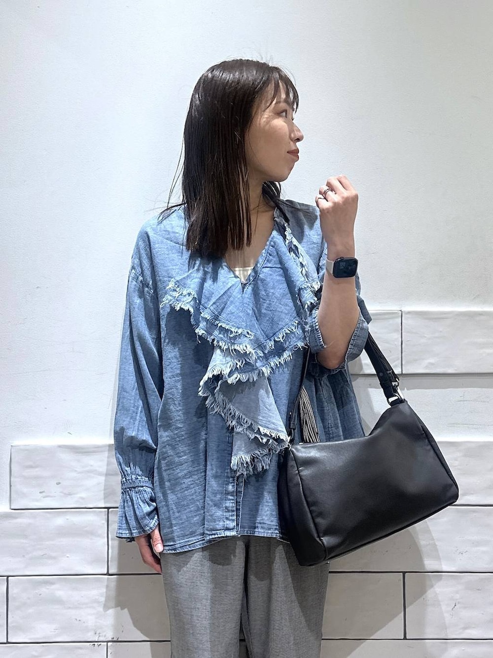 グレー系のその他パンツ、ブルー系のシャツ/ブラウスを着用したレディースの春コーディネートの2枚目の写真