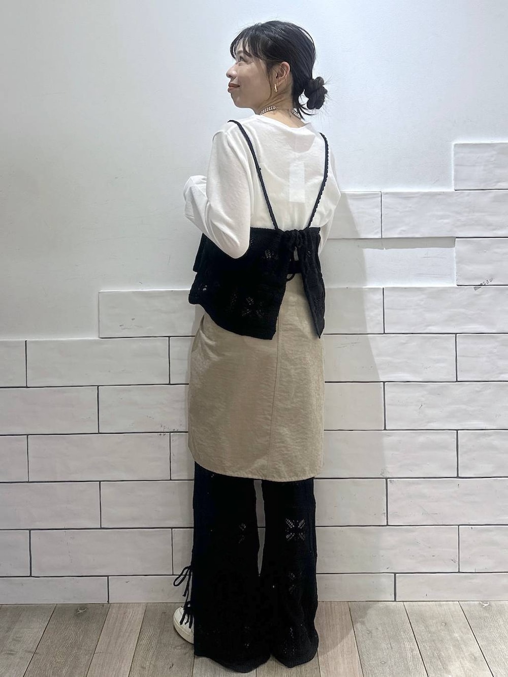 ホワイト系のTシャツ/カットソー、ベージュ系のシャツ/ブラウス、ブラック系のその他パンツを着用したレディースの冬コーディネートの4枚目の写真