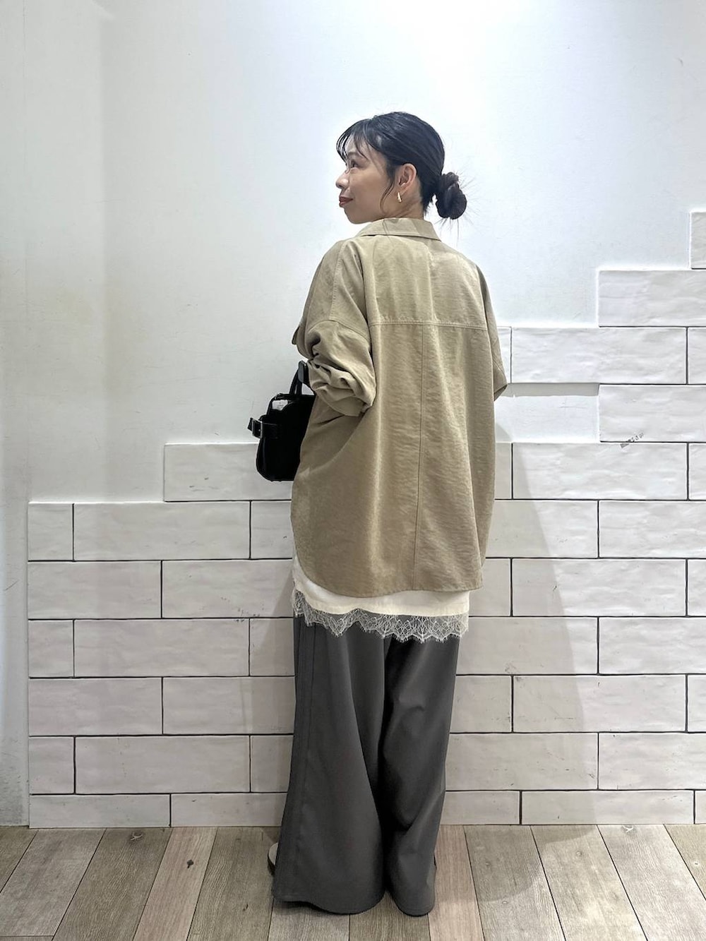 ホワイト系のTシャツ/カットソー、グレー系のその他パンツ、ベージュ系のシャツ/ブラウスを着用したレディースの冬コーディネートの3枚目の写真