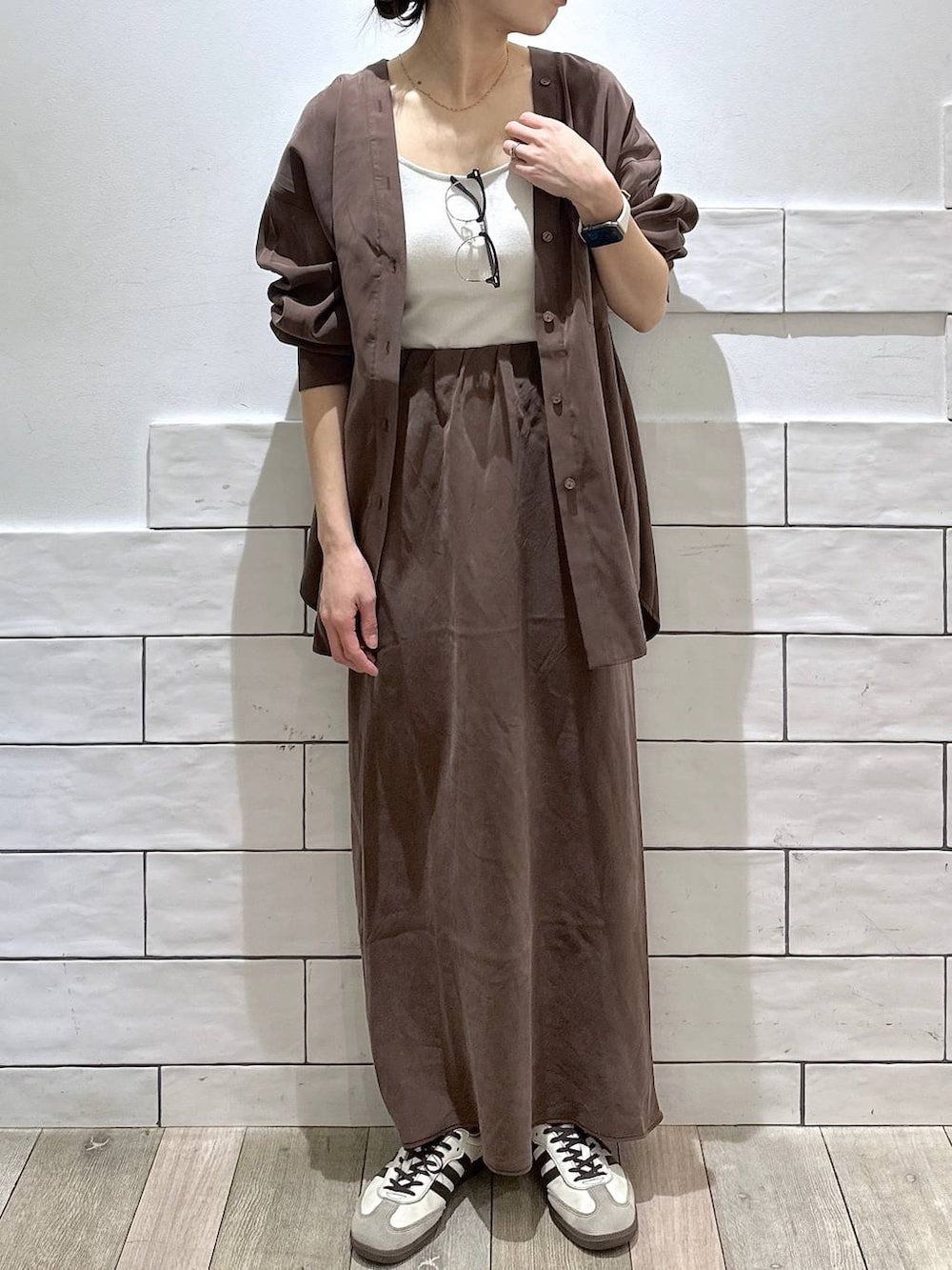 ブラウン系のシャツ/ブラウス、ブラック系のメガネを着用したレディースの冬コーディネートの2枚目の写真