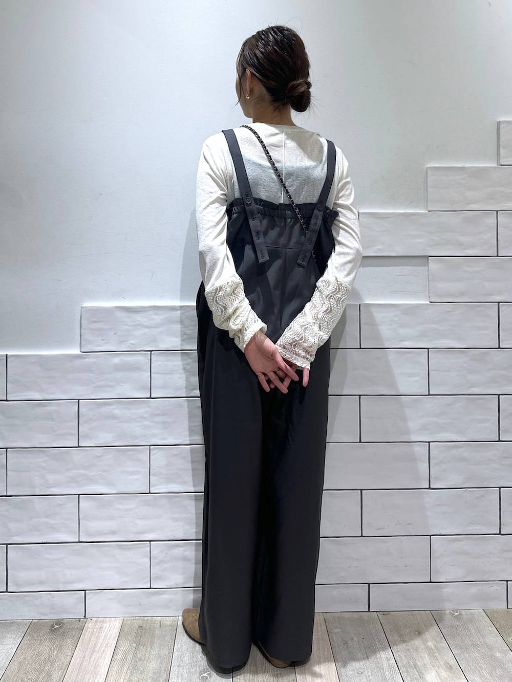 ベージュ系のその他シューズ、グレー系のサロペット/オーバーオール、ホワイト系のTシャツ/カットソーを着用したレディースの夏コーディネートの3枚目の写真