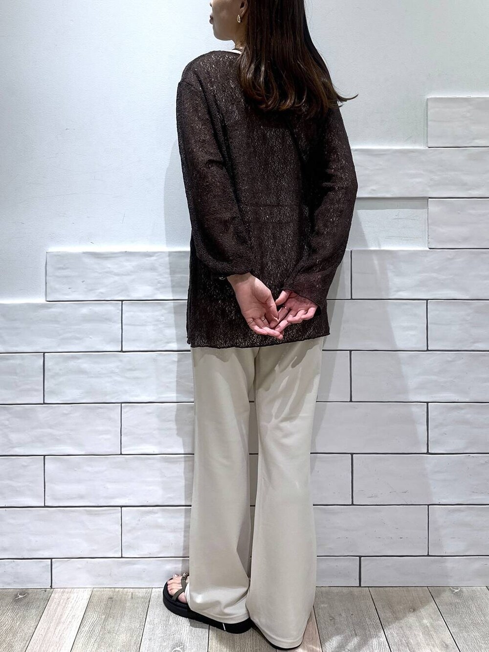 ブラウン系のTシャツ/カットソー、ホワイト系のその他パンツ、ブラック系のショルダーバッグを着用したレディースの夏コーディネートの3枚目の写真