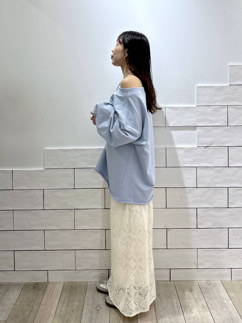 ホワイト系のスカート、ブルー系のTシャツ/カットソーを着用したレディースの冬コーディネートの5枚目の写真