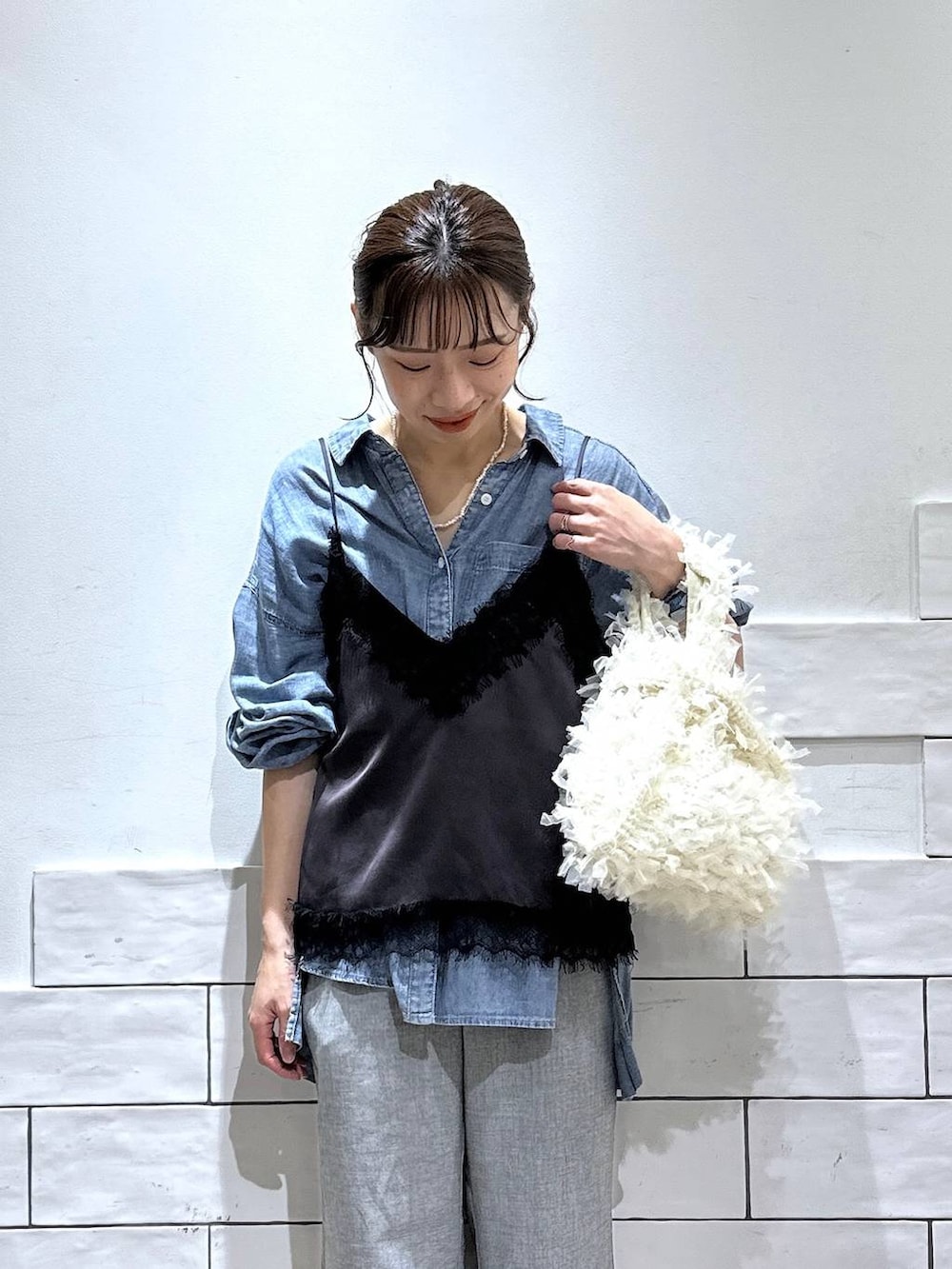ブルー系のシャツ/ブラウス、グレー系のその他パンツ、グレー系のキャミソールを着用したレディースの夏コーディネートの2枚目の写真
