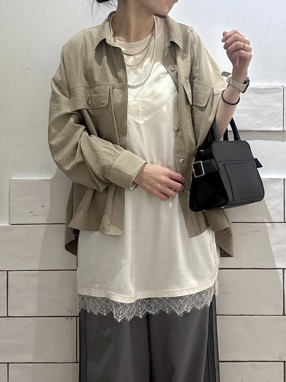 ホワイト系のTシャツ/カットソー、グレー系のその他パンツ、ベージュ系のシャツ/ブラウスを着用したレディースの冬コーディネートの5枚目の写真