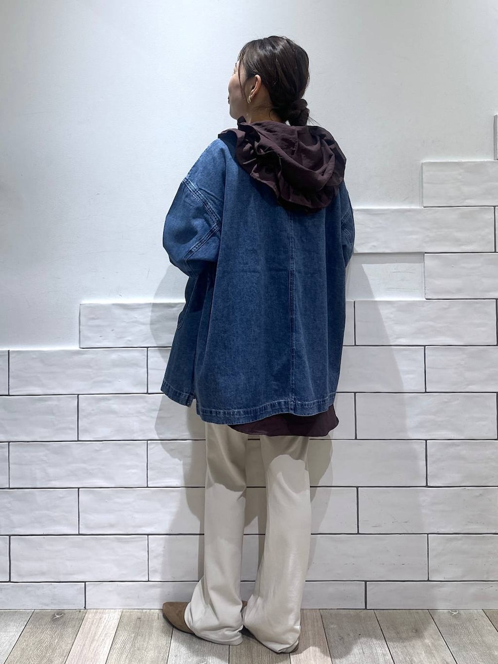 ブラウン系のシャツ/ブラウス、ブルー系のシャツ/ブラウス、ホワイト系のその他パンツを着用したレディースの夏コーディネートの3枚目の写真