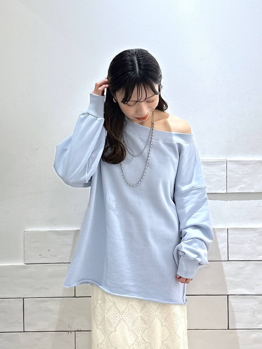 ホワイト系のスカート、ブルー系のTシャツ/カットソーを着用したレディースの冬コーディネートの2枚目の写真