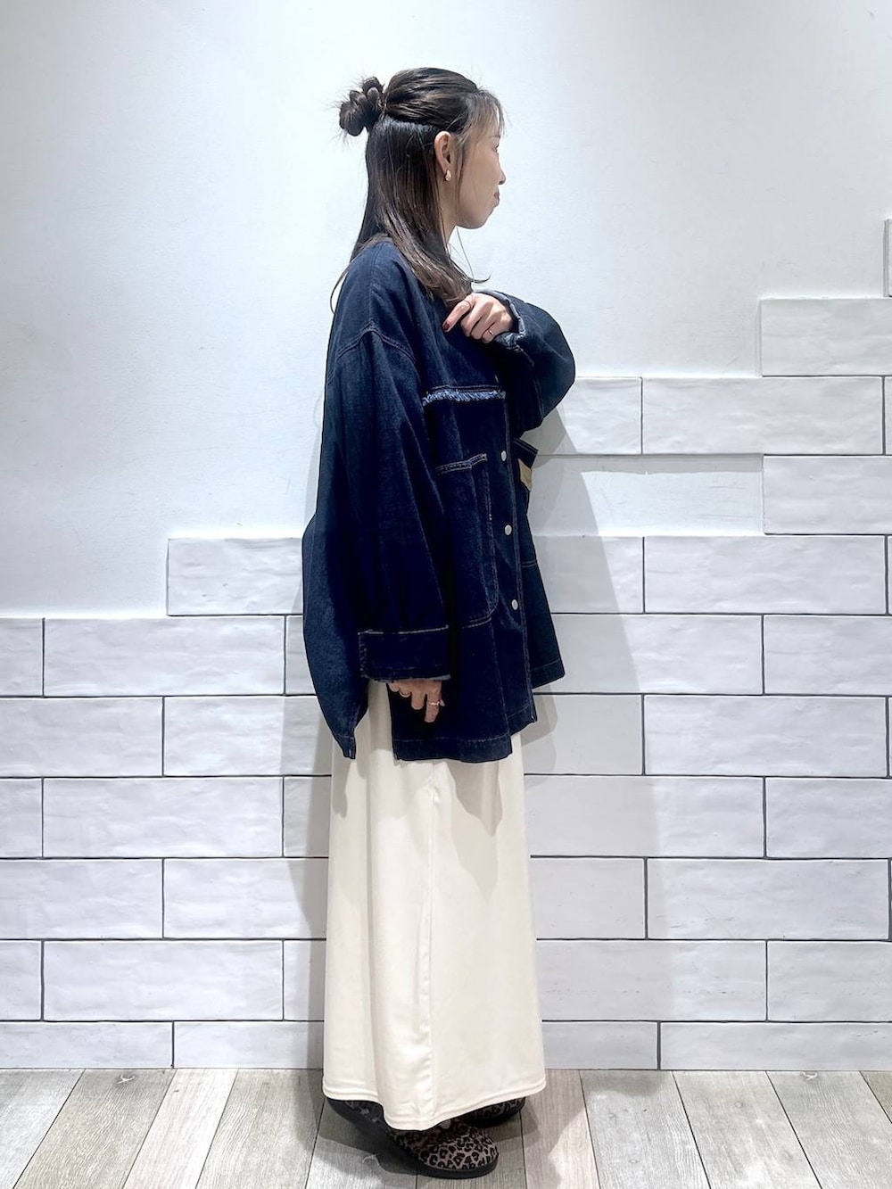 その他のパンプス、グレー系のTシャツ/カットソー、ブルー系のシャツ/ブラウスを着用したレディースの秋コーディネートの2枚目の写真