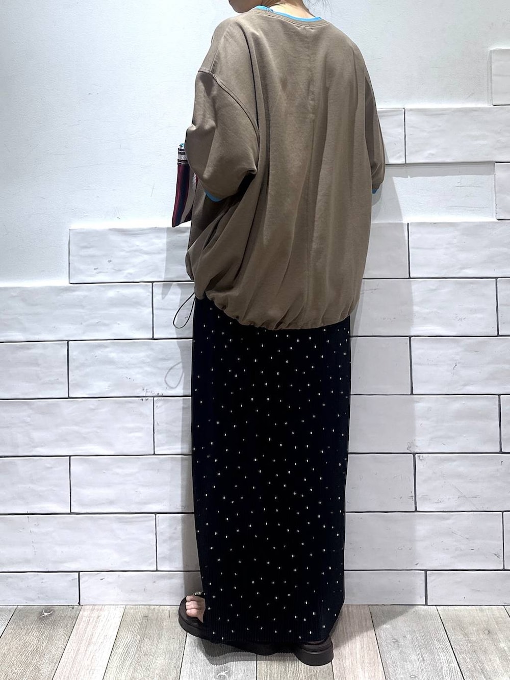 ブラウン系のサンダル、その他のスカート、ブラウン系のTシャツ/カットソーを着用したレディースの春コーディネートの4枚目の写真