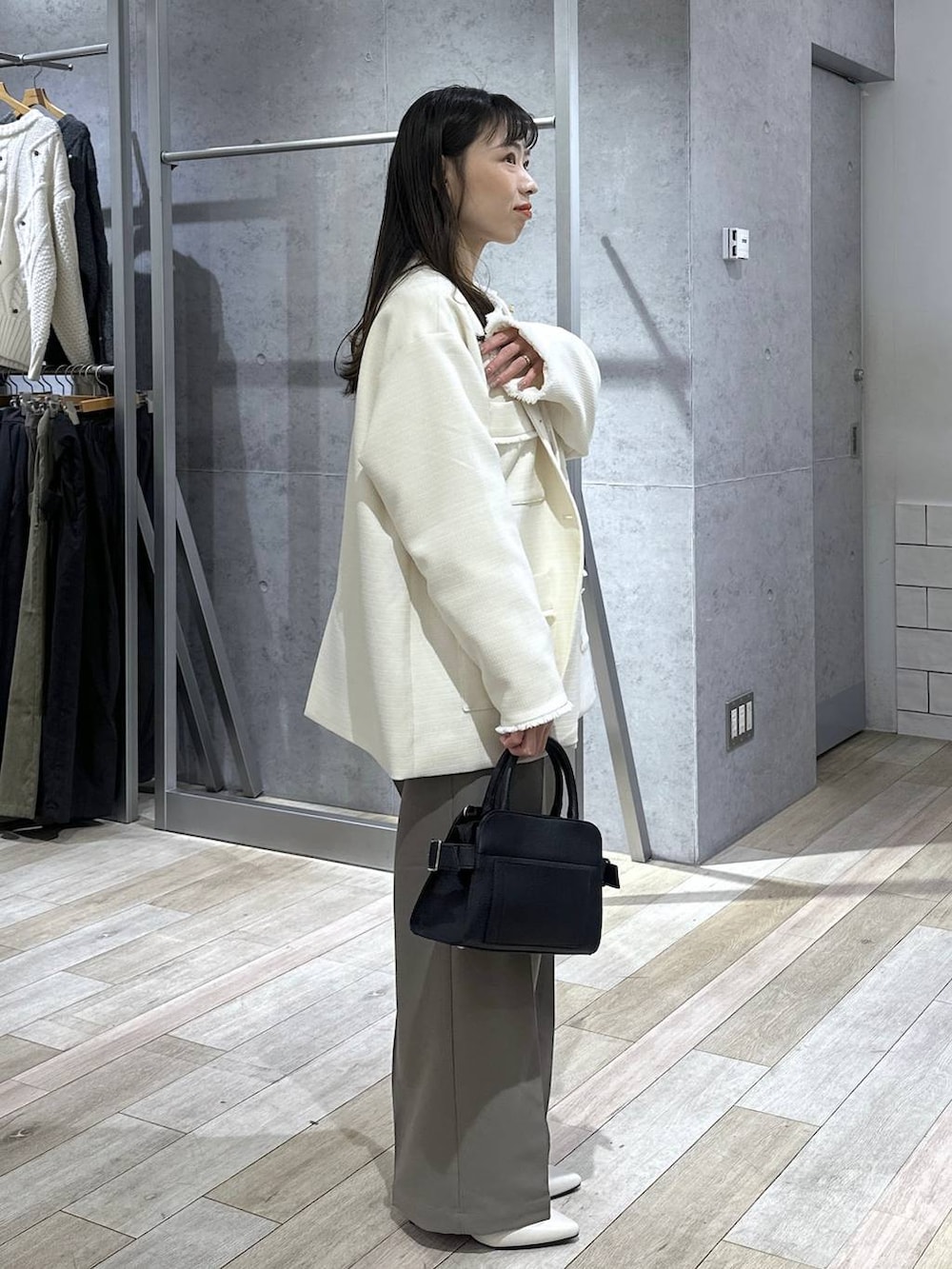 ブラウン系のその他パンツ、ホワイト系のノーカラージャケット、ホワイト系のシャツ/ブラウスを着用したレディースの冬コーディネートの4枚目の写真