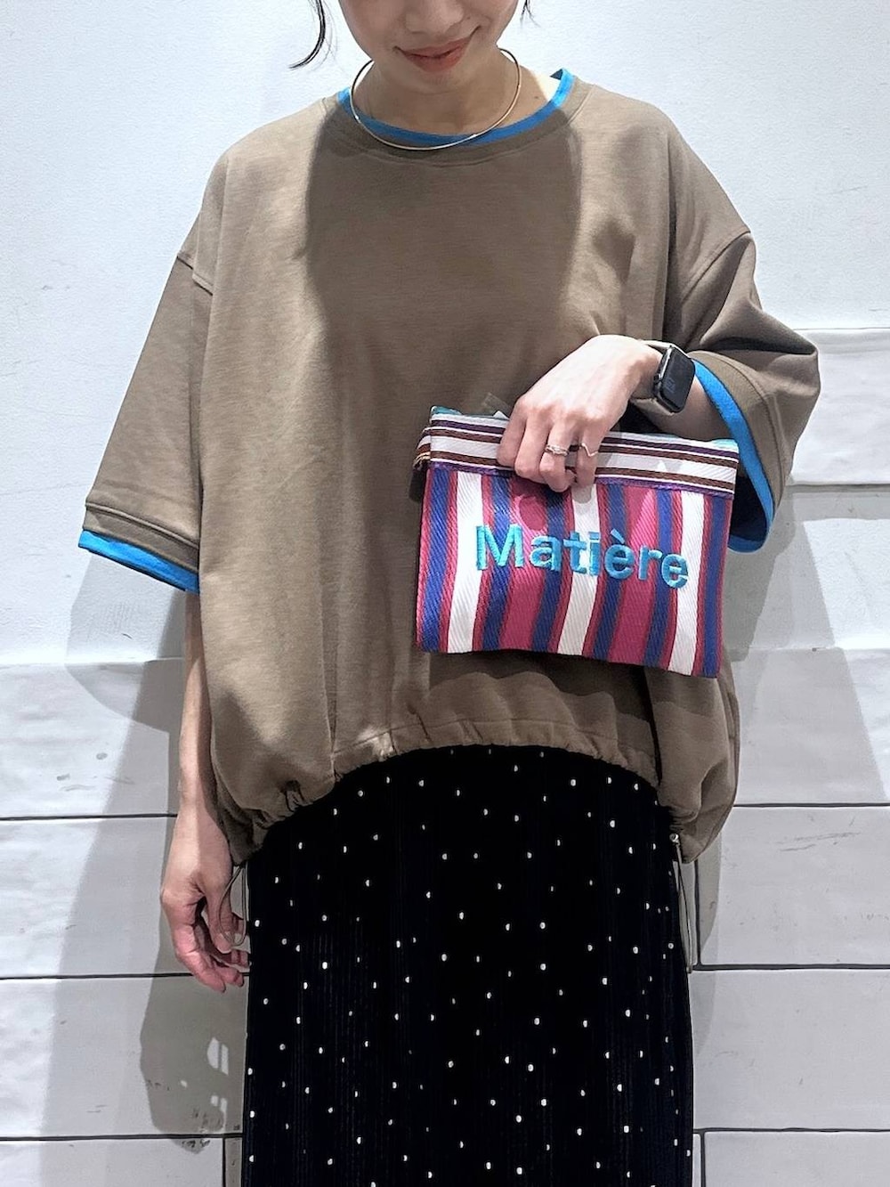 ブラウン系のサンダル、その他のスカート、ブラウン系のTシャツ/カットソーを着用したレディースの春コーディネートの2枚目の写真