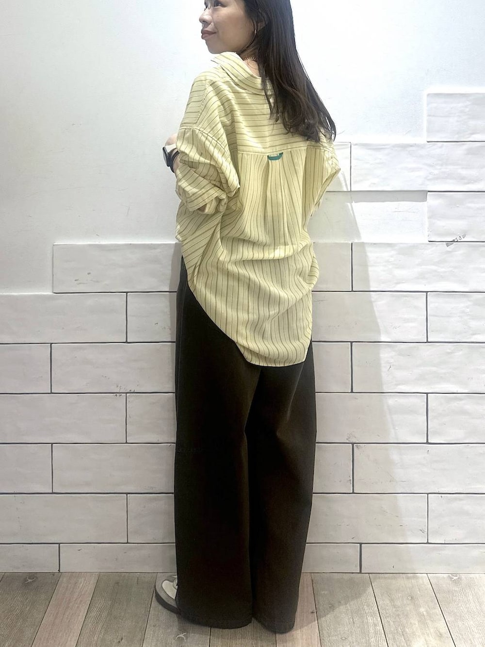 グリーン系のその他パンツ、イエロー系のシャツ/ブラウス、ブラック系のベルトを着用したレディースの冬コーディネートの4枚目の写真