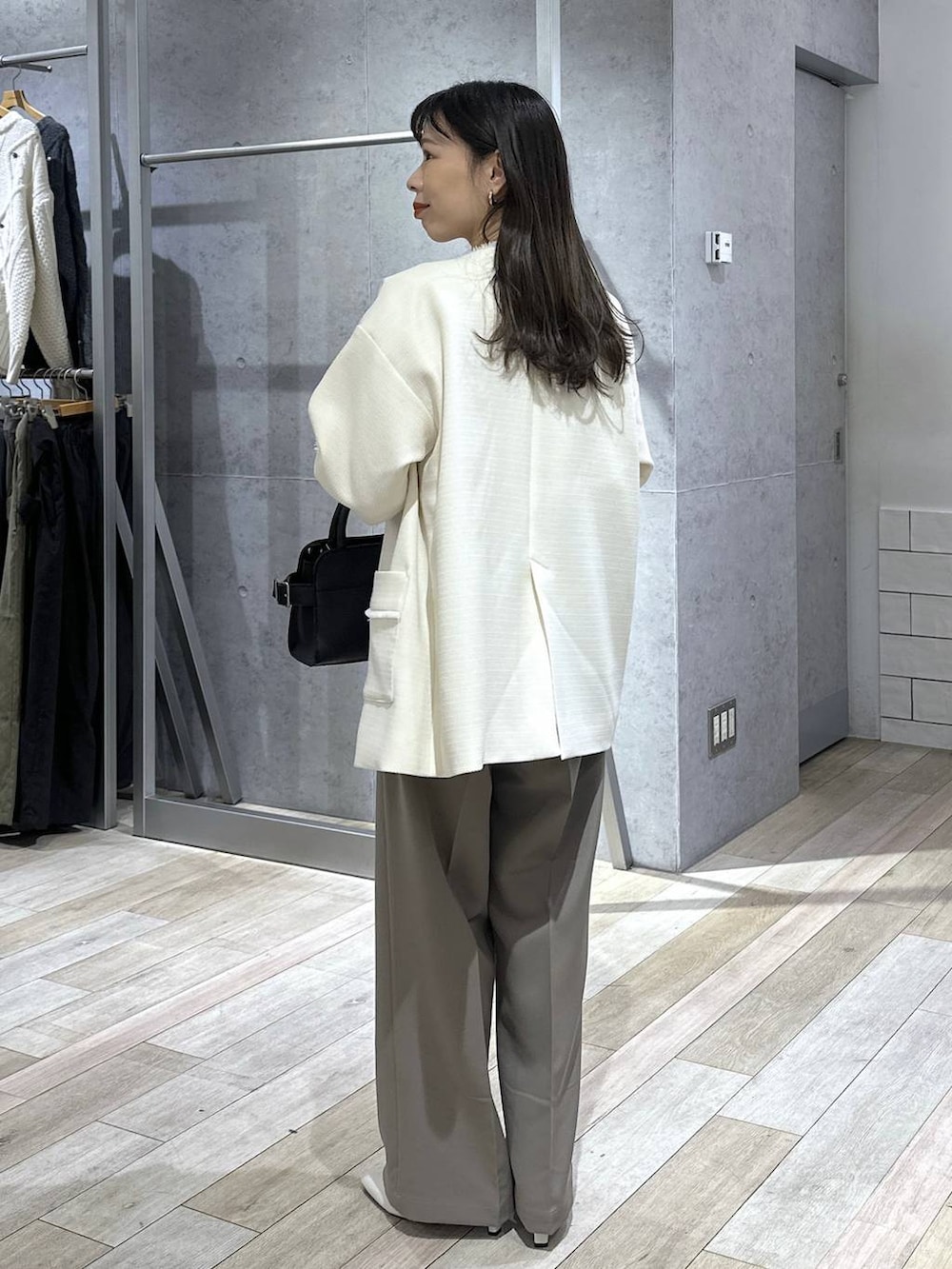 ブラウン系のその他パンツ、ホワイト系のノーカラージャケット、ホワイト系のシャツ/ブラウスを着用したレディースの冬コーディネートの3枚目の写真