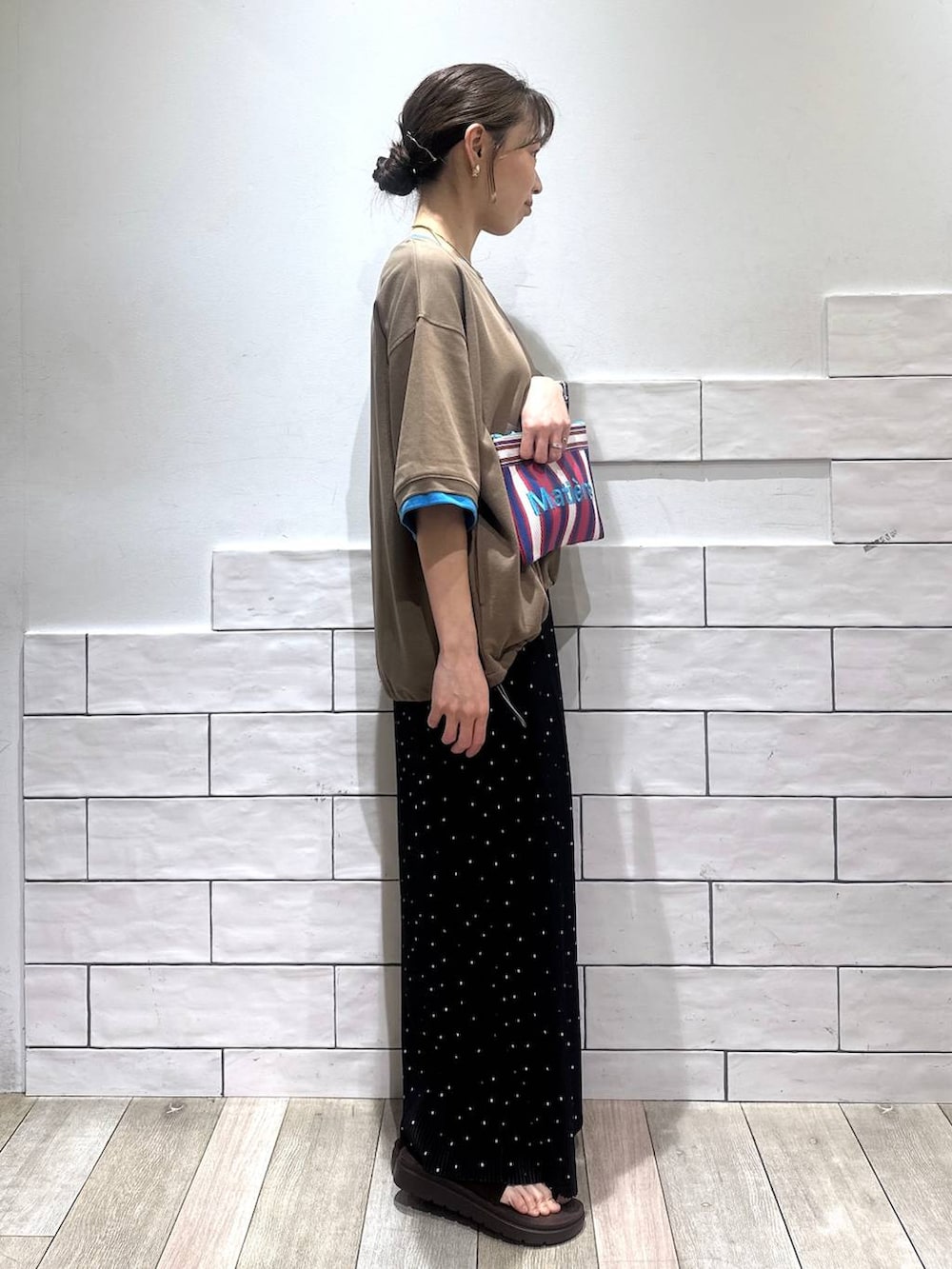 ブラウン系のサンダル、その他のスカート、ブラウン系のTシャツ/カットソーを着用したレディースの春コーディネートの3枚目の写真