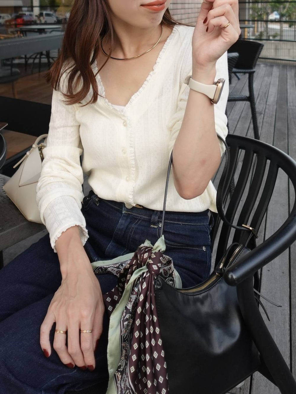 ホワイト系のTシャツ/カットソーを着用したレディースの秋コーディネートの2枚目の写真