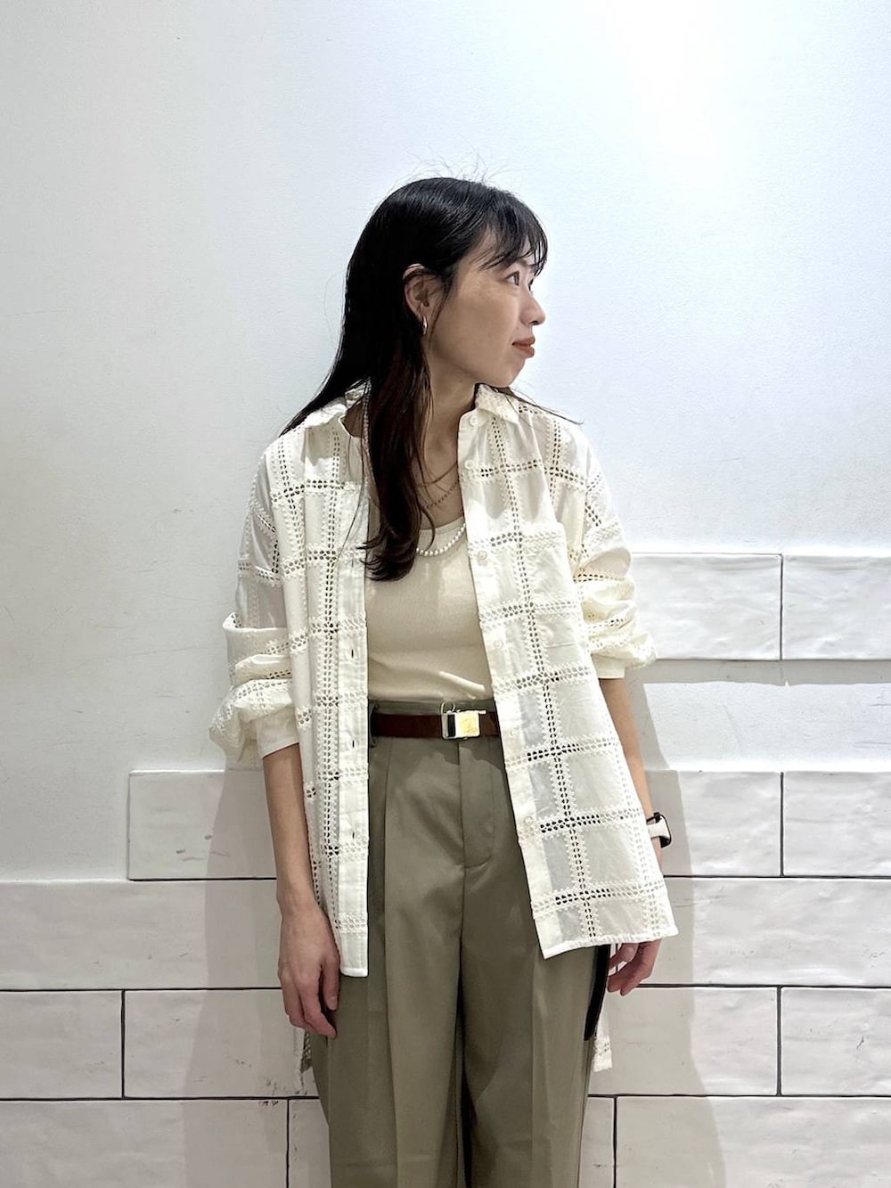 ホワイト系のシャツ/ブラウス、ベージュ系のその他パンツ、ブラウン系のベルトを着用したレディースの冬コーディネートの2枚目の写真