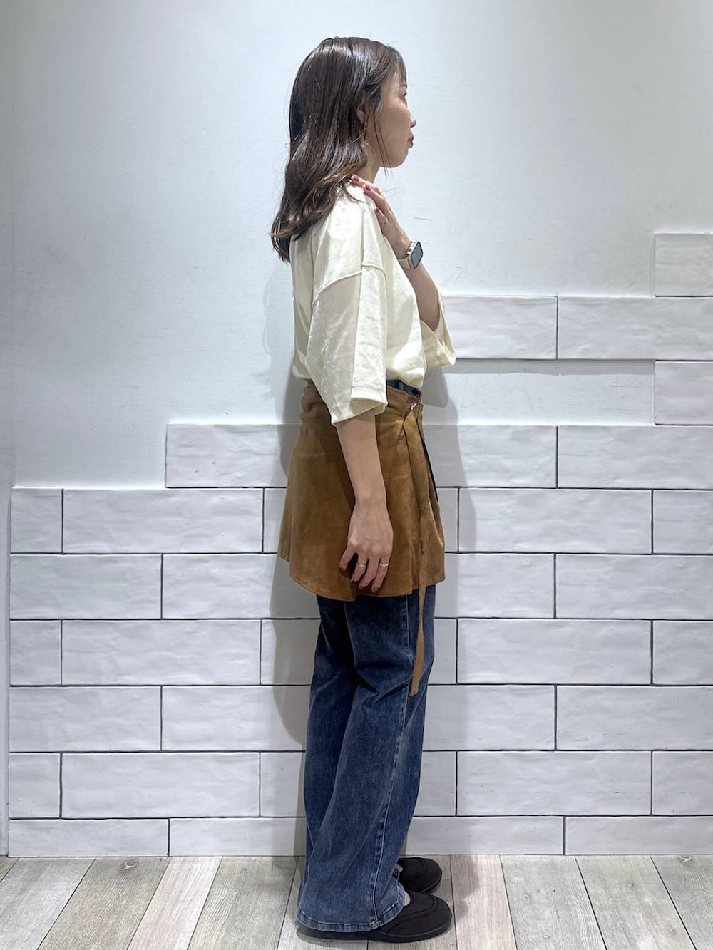 ブラウン系のパンプス、ブルー系のデニムパンツ、ホワイト系のTシャツ/カットソーを着用したレディースの夏コーディネートの3枚目の写真